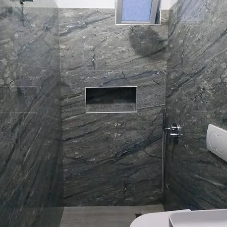 River Bridge Private 3* ジロカストラ