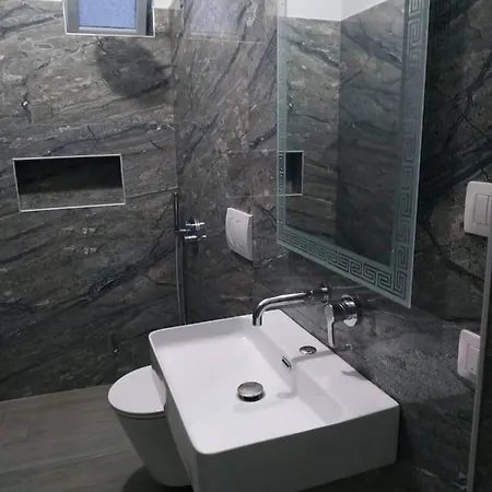 ゲストハウス River Bridge Private ジロカストラ